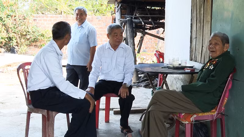 Các hội viên Hội Cựu chiến binh huyện Đăk Hà tìm hiểu chiến dịch Điện Biên Phủ qua lời kể của ông Thái Văn Lũy.