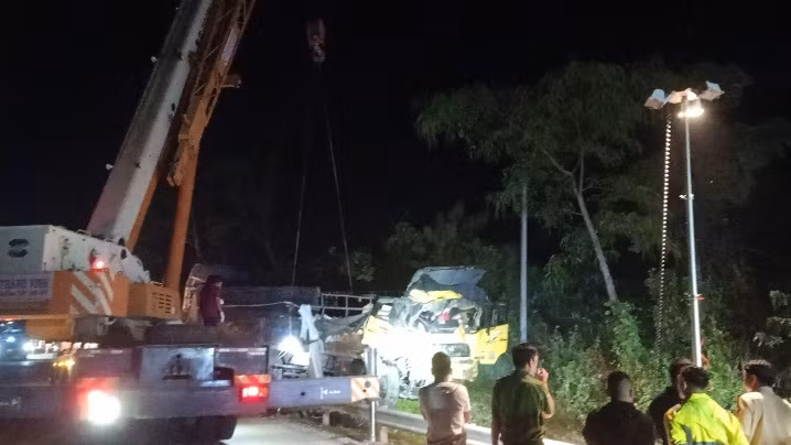 Lực lượng chức năng đang xử lý hiện trường vụ tai nạn giao thông.