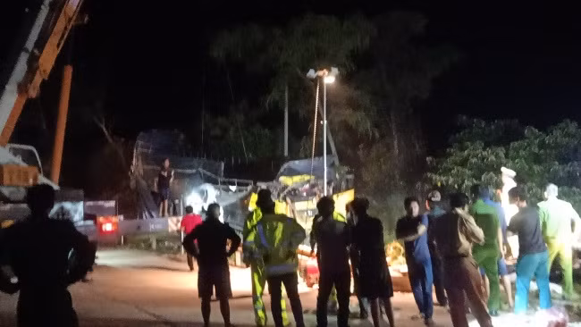 Lực lượng chức năng tiến hành cắt cabin để đưa các nạn nhân ra khỏi xe và điều tra nguyên nhân vụ tai nạn.