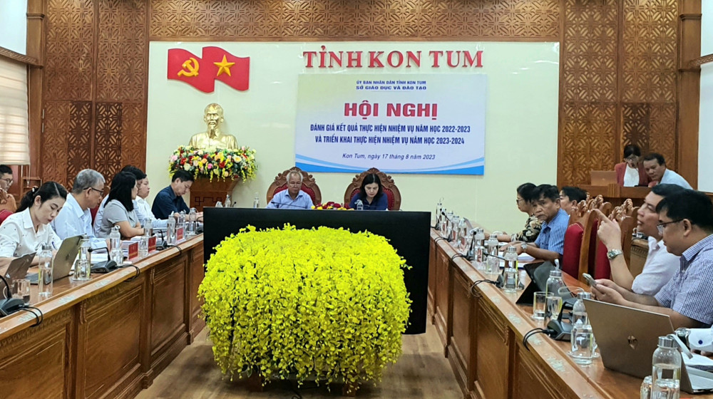 Quang cảnh Hội nghị tại đầu cầu Hội trường Ngọc Linh.
