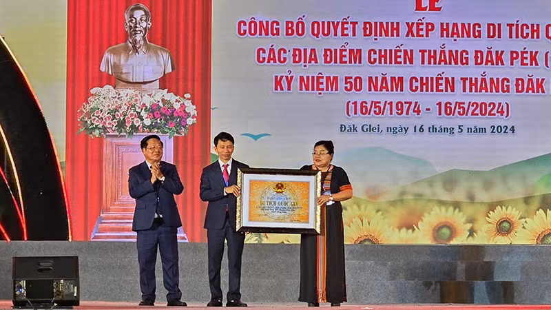 Trao Quyết định xếp hạng Di tích Quốc gia Chiến thắng Đăk Pék.