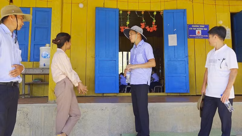 Chủ tịch Ủy ban nhân dân huyện Kon Plông, tỉnh Kon Tum Đặng Quang Hà (thứ hai từ phải sang) thăm hỏi người dân vùng vướng mắc địa giới hành chính.