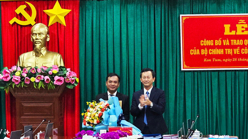 Đồng chí Dương Văn Trang trao Quyết định của Bộ Chính trị và tặng hoa đồng chí U Huấn.
