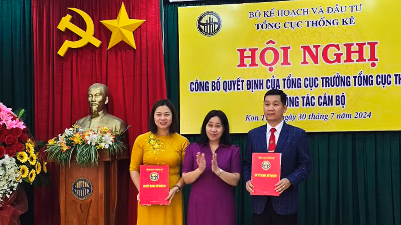 Tổng Cục trưởng Tổng cục Thống kê trao Quyết định công tác cán bộ.