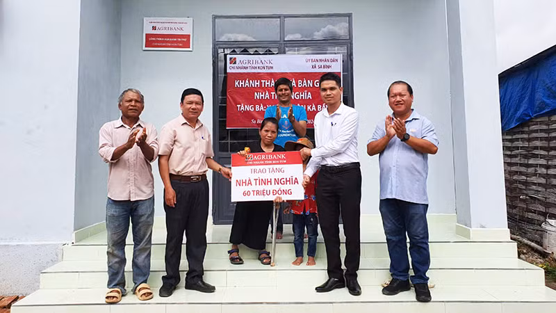 Văn phòng đại diện Báo Nhân Dân tại Kon Tum phối hợp Ngân hàng Nông nghiệp và Phát triển Nông thôn Việt Nam (Agribank) - chi nhánh tỉnh Kon Tum và Ủy ban nhân dân xã Sa Bình tổ chức Lễ bàn giao nhà tình nghĩa cho gia đình chị Y Ung.
