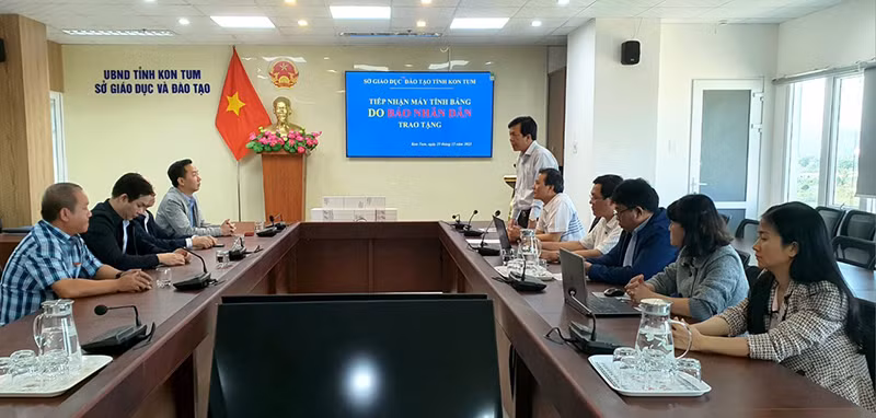 Quang cảnh buổi trao tặng máy tính bảng.