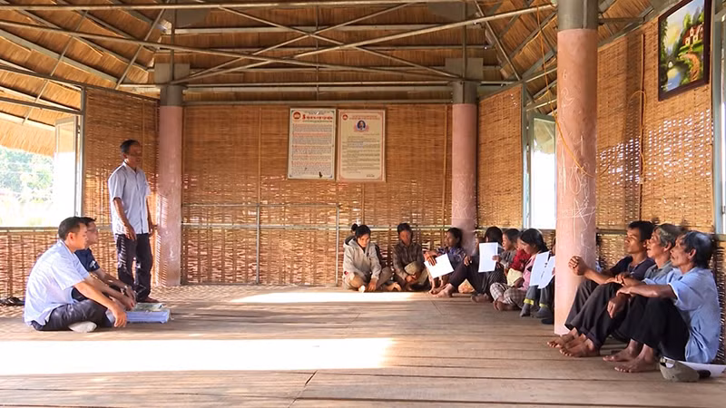 Tuyên truyền người dân tại xã Hơ Moong tránh nghe lời dụ dỗ của các đối tượng xấu tin theo tà đạo Hà Mòn.