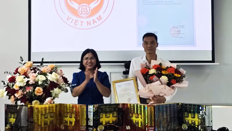 Trao Quyết định cấp quyền sử dụng nhãn hiệu chứng nhận Yến sào Kon Tum cho Công ty trách nhiệm hữu hạn Yến sào Kon Tum.