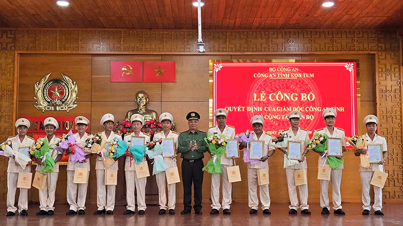 Trao Quyết định nghỉ công tác trước hạn tuổi đối với 11 đồng chí.