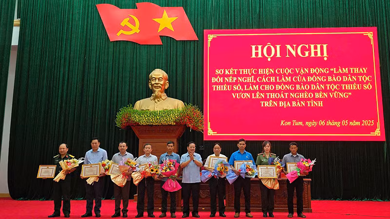 Tặng Bằng khen của Chủ tịch Ủy ban nhân dân tỉnh Kon Tum cho các tập thể có thành tích xuất sắc trong triển khai thực hiện Cuộc vận động năm 2024.