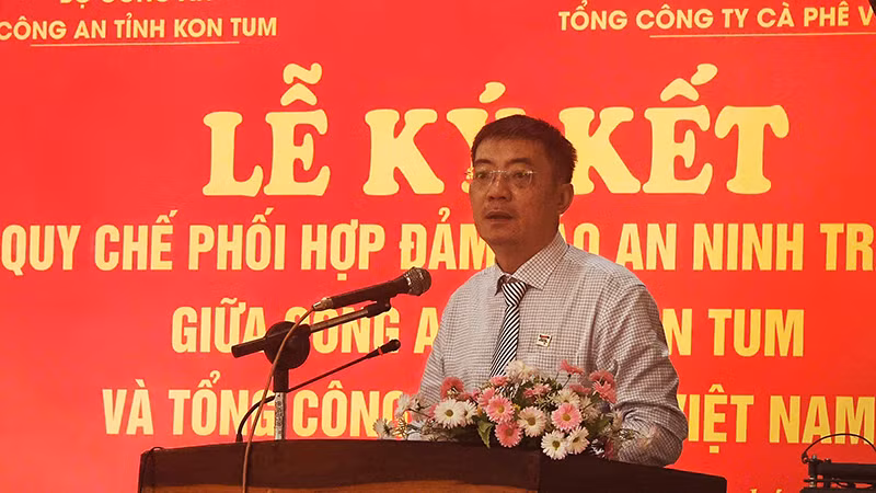 Đồng chí Nguyễn Tiến Dũng, Phụ trách Hội đồng thành viên Tổng Công ty cà-phê Việt Nam phát biểu tại lễ ký kết.