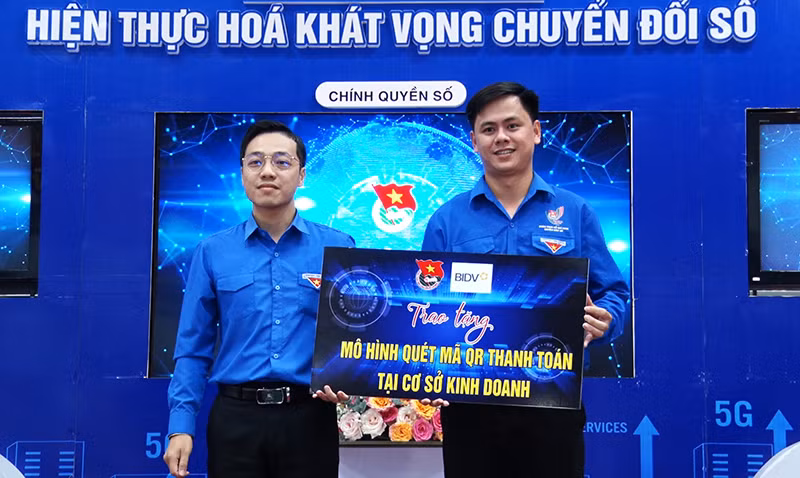 Trao tượng trưng mô hình quét mã QR thanh toán tại cơ sở kinh doanh.