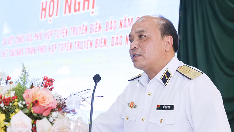 Chuẩn Đô đốc Đỗ Văn Yên, Phó Chính ủy Hải quân phát biểu tại hội nghị.