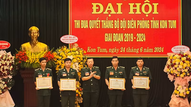 Thiếu tướng Nguyễn Đức Mạnh trao tặng Bằng khen của Bộ Quốc phòng và Bộ Tư lệnh Bộ đội Biên phòng cho các tập thể, cá nhân.