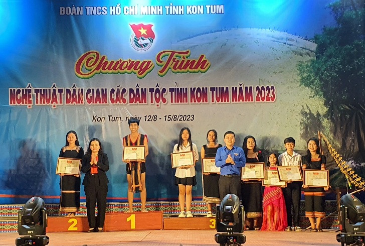 Trao giải toàn đoàn cho các đội tham dự.