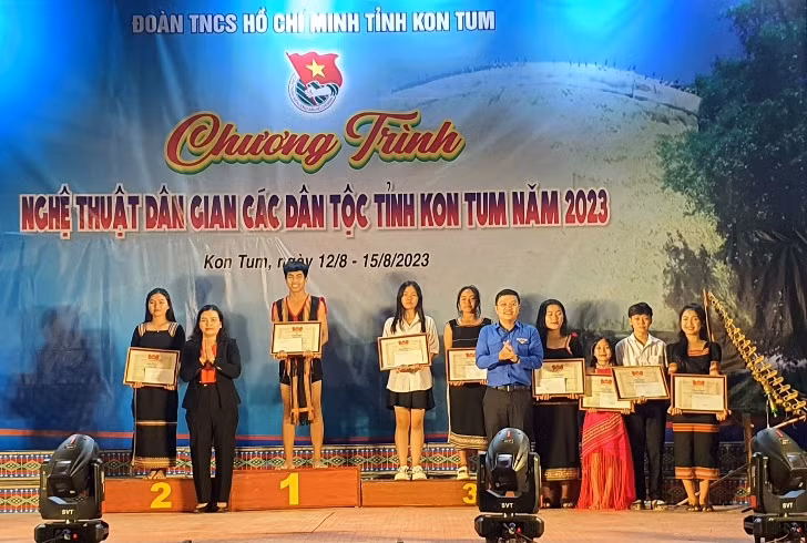 Trao giải toàn đoàn cho các đội tham dự.