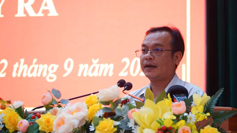 Đồng chí U Huấn kêu gọi ủng hộ tại buổi lễ.