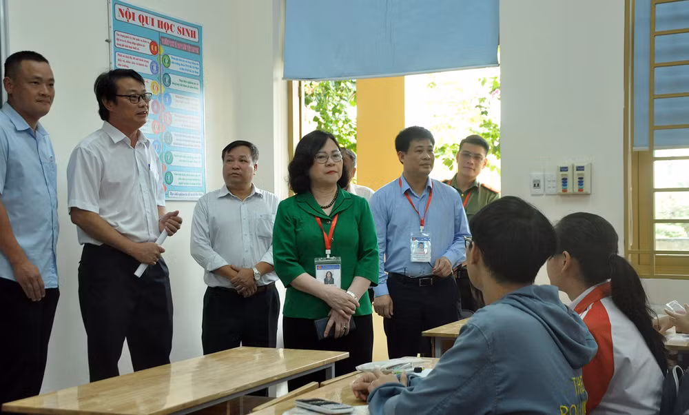 Thứ trưởng Giáo dục và Đào tạo Ngô Thị Minh với các em học sinh chuẩn bị thi Tốt nghiệp Trung học phổ thông năm 2023.