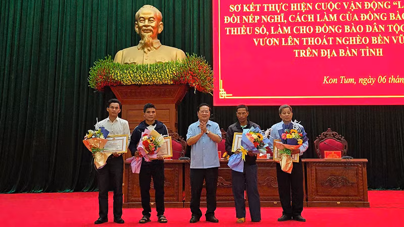 Tặng Bằng khen của Chủ tịch Ủy ban nhân dân tỉnh Kon Tum cho các cá nhân có thành tích xuất sắc trong triển khai thực hiện Cuộc vận động năm 2024.
