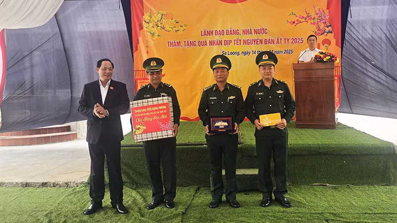Đồng chí Trần Quang Phương tặng quà cho Đồn Biên phòng Sa Loong.