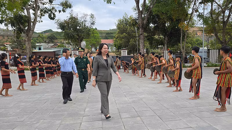 Biểu diễn cồng chiêng, xoang đón Phó Chủ tịch nước Võ Thị Ánh Xuân.