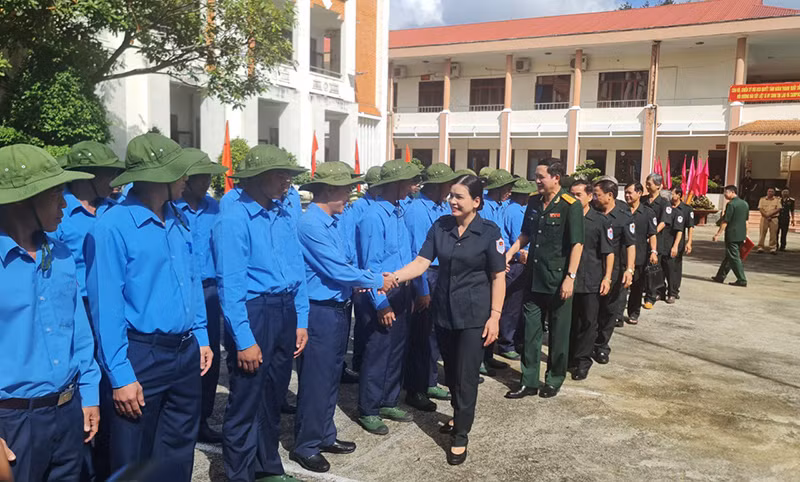 Ban Chỉ đạo 515 tỉnh Kon Tum bắt tay động viên chiến sĩ Đội K53 lên đường làm nhiệm vụ.