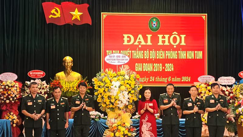 Tỉnh ủy, Hội đồng nhân dân, Ủy ban nhân dân, Ủy ban Mặt trận Tổ quốc Việt Nam tỉnh Kon Tum tặng hoa chúc mừng đại hội.