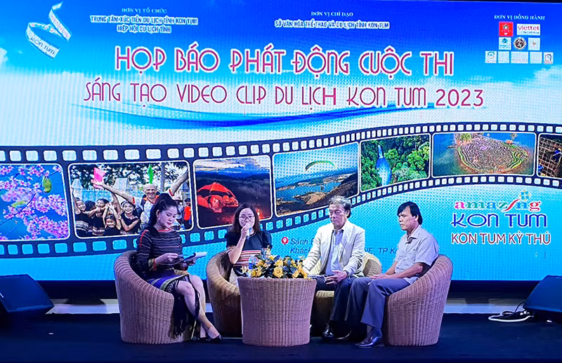 Đại diện Ban Tổ chức giải đáp các thắc mắc về cuộc thi.