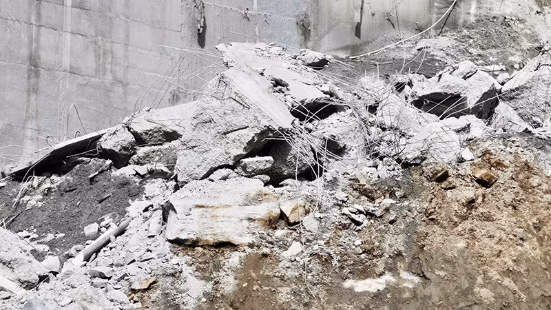 Khối bê-tông lớn tại hiện trường vụ tai nạn lao động.