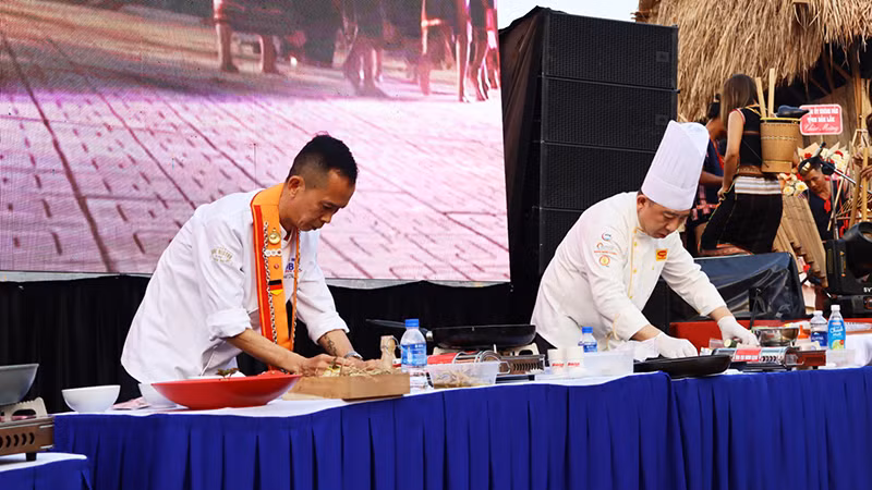 Các đầu bếp trình diễn chế biến các món ăn từ đẳng sâm.