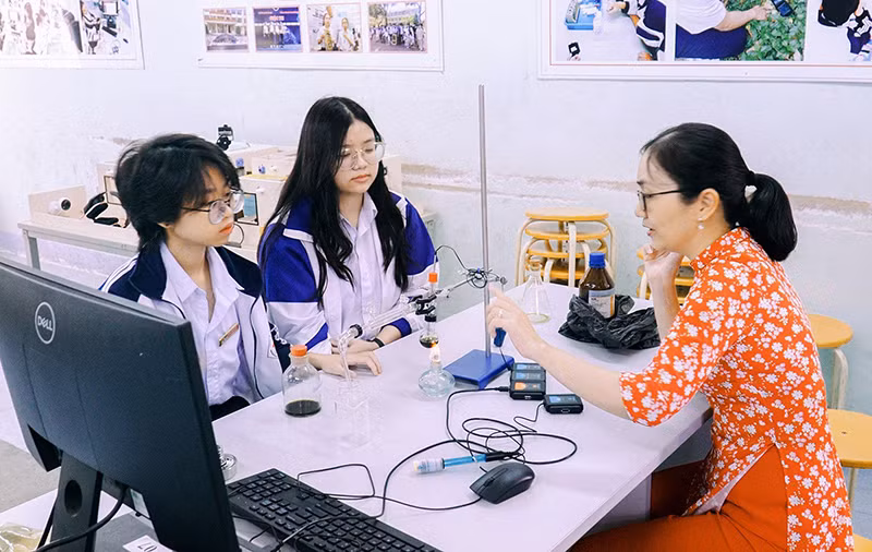 Một tiết thực hành môn Hóa tại trường.