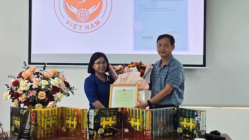 Trao Quyết định và Giấy chứng nhận đăng ký nhãn hiệu chứng nhận Yến sào Kon Tum cho Sở Nông nghiệp và Phát triển nông thôn.