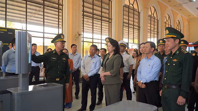 Phó Chủ tịch nước Võ Thị Ánh Xuân thăm cửa khẩu quốc tế Bờ Y.