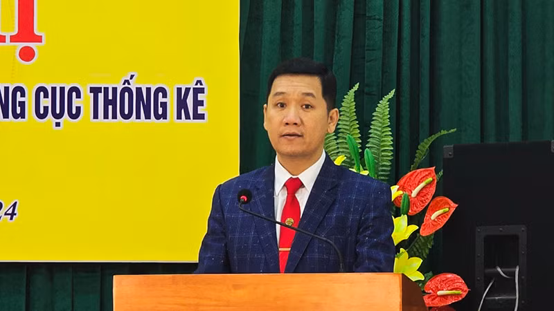 Tân Cục trưởng Thống kê Kon Tum Phan Quốc Hùng phát biểu nhận nhiệm vụ.