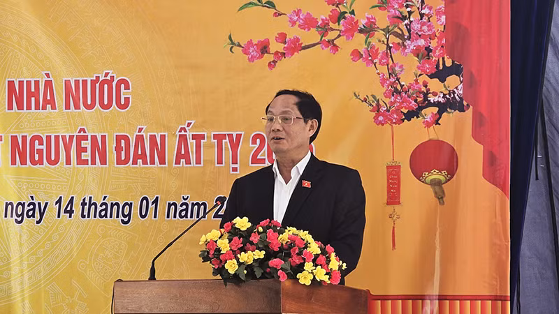 Đồng chí Trần Quang Phương phát biểu chúc Tết nhân dân xã Sa Loong.