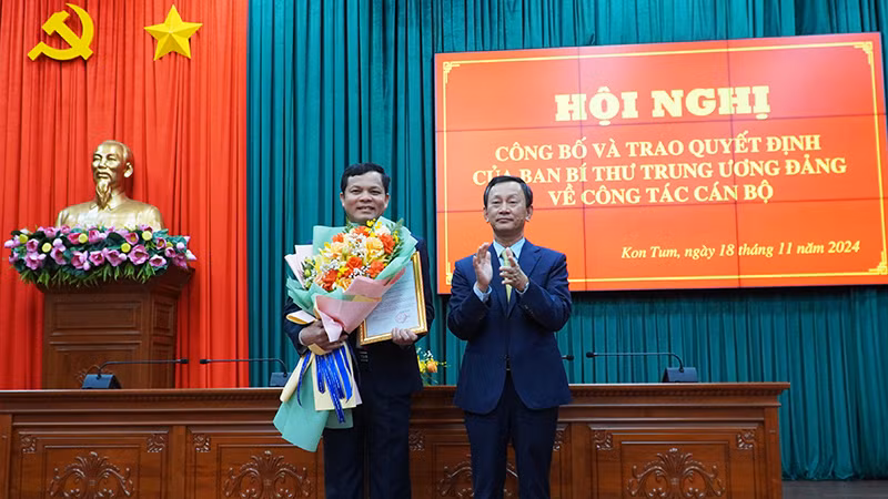 Đồng chí Dương Văn Trang trao hoa và quyết định chuẩn y đồng chí Nguyễn Đức Tuy giữ chức vụ Phó Bí thư Tỉnh ủy.