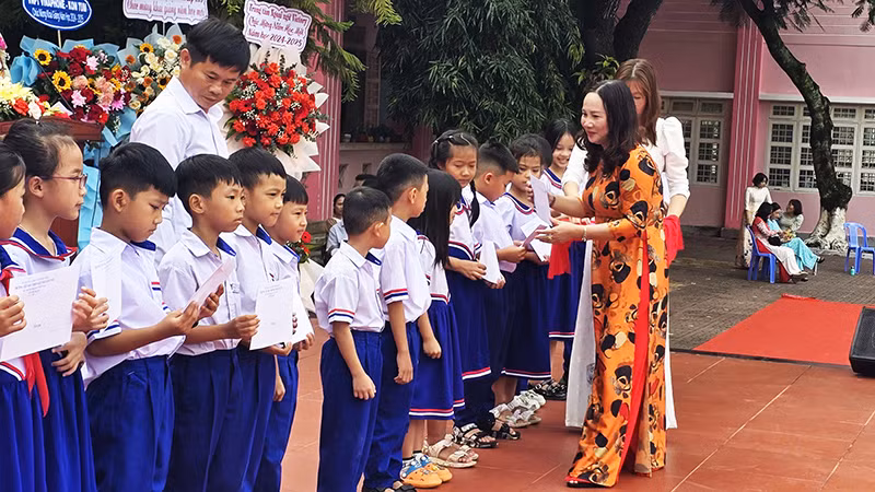 Trao học bổng khuyến học cho học sinh có hoàn cảnh khó khăn vươn lên học tốt tại Trường Tiểu học Thực hành sư phạm Ngụy Như Kon Tum