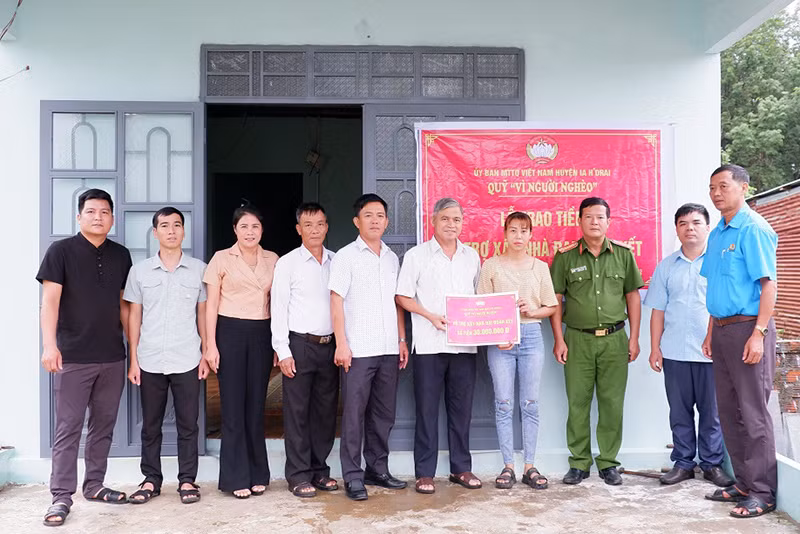 Bàn giao nhà đại đoàn kết cho hộ gia đình chị Đỗ Thị Yến, thôn 2, xã Ia Dom, huyện Ia H'Drai. Bàn giao nhà đại đoàn kết cho hộ gia đình chị Đỗ Thị Yến, thôn 2, xã Ia Dom, huyện Ia H'Drai.