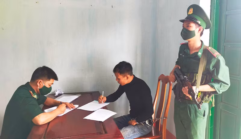 Lực lượng chức năng lấy lời khai của đối tượng Vương Văn Đức.