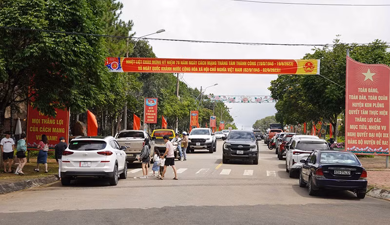 Lượng xe tấp nập của du khách đến với Măng Đen trong những ngày nghỉ Lễ