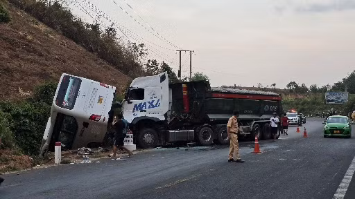 Lực lượng chức năng đang xử lý vụ tai nạn Lực lượng chức năng đang xử lý vụ tai nạn