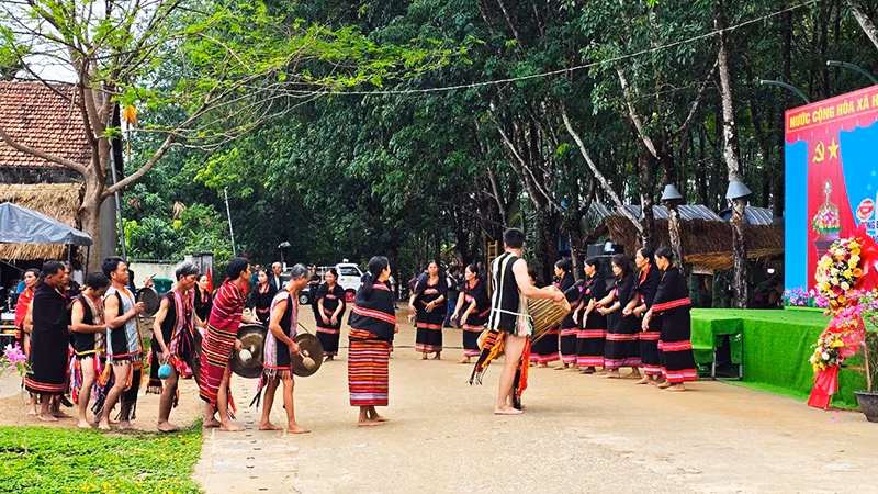 Biểu diễn cồng chiêng, xoang tại lễ hội.