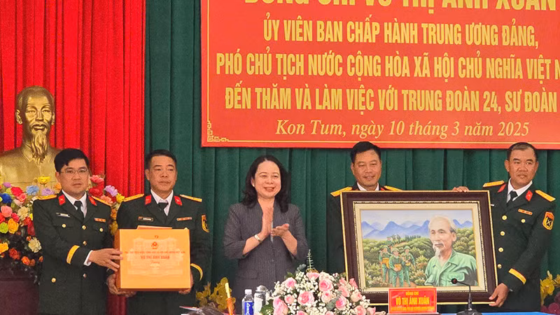 Tặng quà cho cán bộ, chiến sĩ Trung đoàn 24.