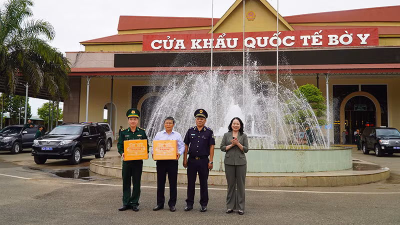 Phó Chủ tịch nước tặng quà cho các đơn vị tại cửa khẩu quốc tế Bờ Y.