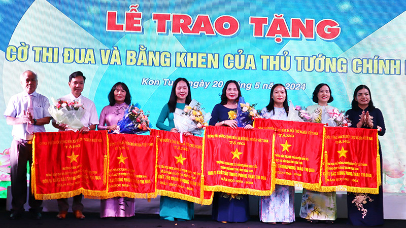 Tặng Cờ thi đua của Thủ tướng Chính phủ cho các tập thể.