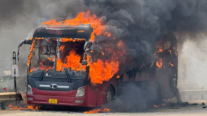 Gió to khiến chiếc xe bị cháy dữ dội.