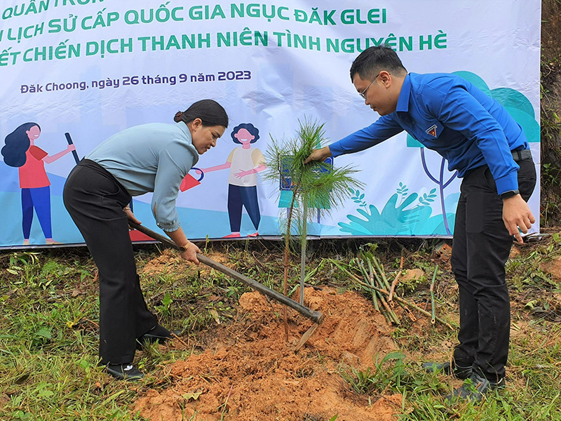Các đại biểu trồng cây tại Di tích lịch sử quốc gia Ngục Đăk Glei.