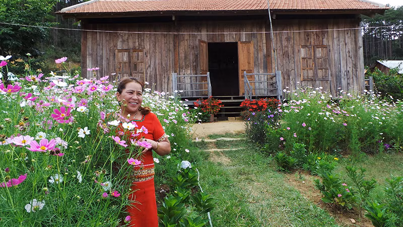 Chị Y Lim bên ngôi nhà được sử dụng làm homestay của mình.