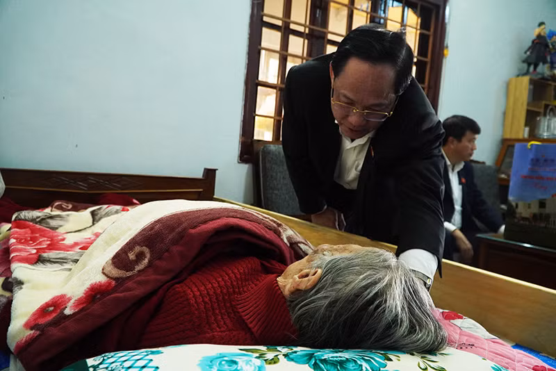 Phó Chủ tịch Quốc hội thăm hỏi Mẹ Việt Nam Anh hùng Đặng Thị Thu.