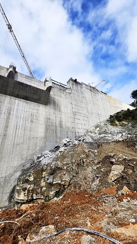 Khối bê-tông bị sạt xuống từ độ cao khoảng hơn 20m.